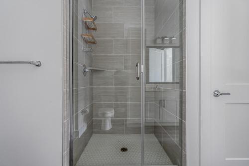 奥斯汀Highlands 1br w pool wd gym vibrant area ATX-201的浴室设有玻璃淋浴间和卫生间