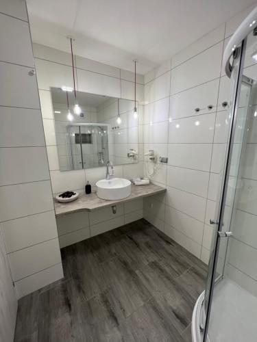 库特纳霍拉Apartment,holiday home, Kutná Hora的白色的浴室设有水槽和镜子