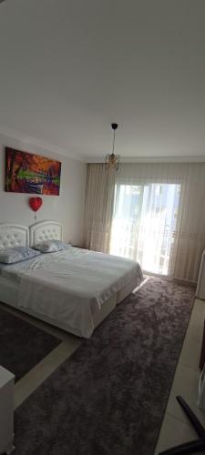 迪迪姆Sabinanın sıcak evi的一间卧室设有一张大床和一个窗户。