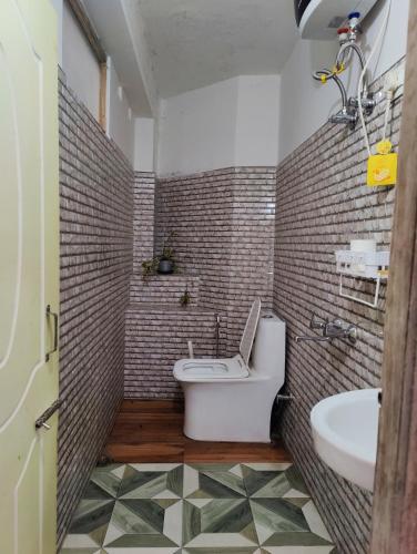 大吉岭Ivory Botanic Stay的浴室配有卫生间和水槽。