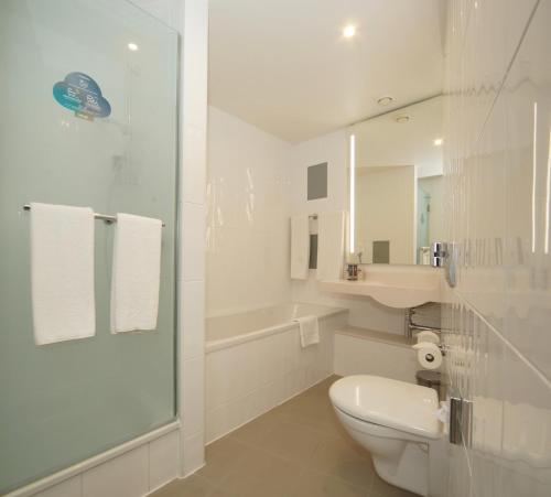 维尔纽斯诺富特维尔纽斯中心酒店的白色的浴室设有卫生间和淋浴。