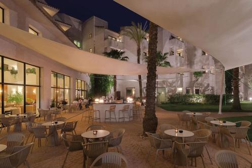 厄尔-汝姆披多朗皮多俱乐部精品度假酒店的晚上在庭院里设有一间带桌椅的餐厅