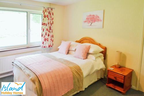 文特诺Baltija的一间卧室配有带粉红色枕头的床和窗户。