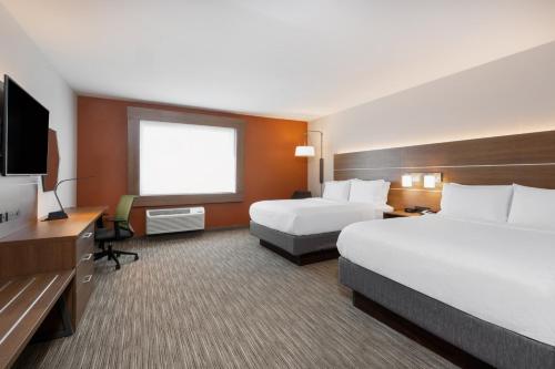 科罗拉多斯普林斯Holiday Inn Express & Suites - Colorado Springs South I-25, an IHG Hotel的酒店客房设有两张床和一台平面电视。