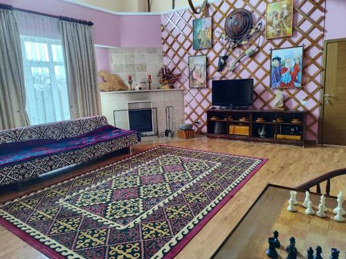 卡拉科尔Tagaytay Karakol Hotel的带沙发和地毯的客厅