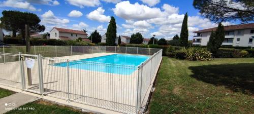 科洛米耶T2 Cosy ₪ Residence Securise ₪ Airbus ₪ Piscine的院子中游泳池周围的围栏
