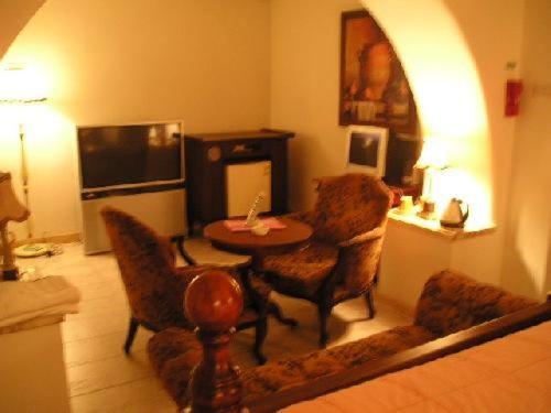浦项Small Village of Inca Motel的客厅配有桌子和两把椅子