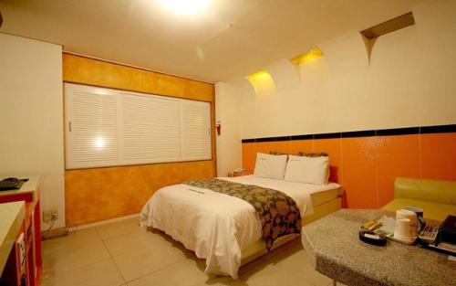 浦项Small Village of Inca Motel的酒店客房,配有床和沙发