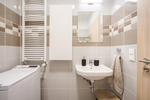 布达佩斯Marina apartment at Danube - FREE PRIVATE PARKING!的白色的浴室设有水槽和镜子