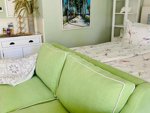 Warnitz奥贝鲁克尔塞全景酒店的卧室内的一张绿色床,配有绿色床垫