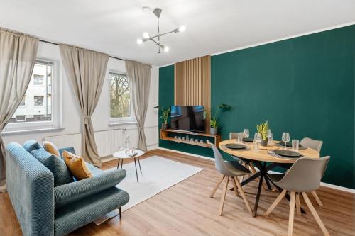 汉诺威Stadt-Apartment 3 Zimmer mit Terasse的客厅配有桌子和蓝色沙发