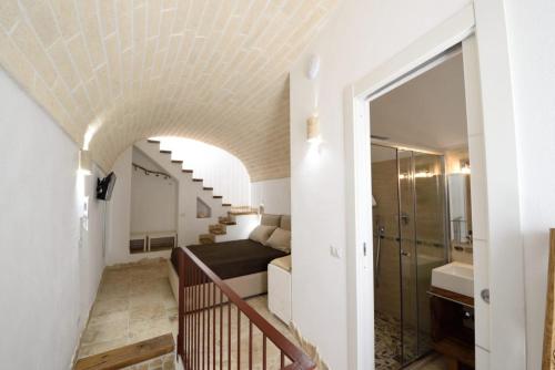 维耶斯泰La casa del geko的小房间设有床和楼梯