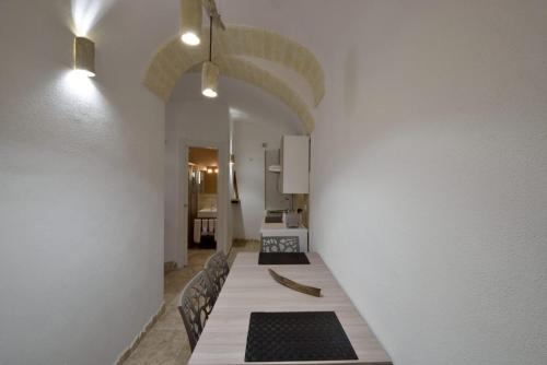 维耶斯泰La casa del geko的一间设有长桌和白色墙壁的用餐室