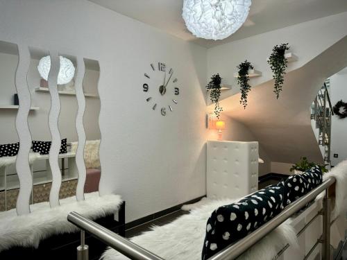 斯塔拉·里斯拉Vila GARUFA Wellness & Spa的白色的房间,墙上有时钟
