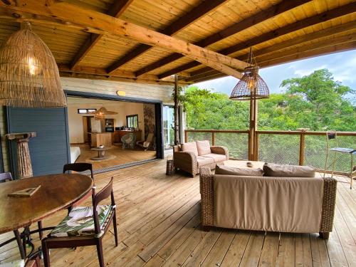 圣勒Lodge Nature的客厅配有沙发和甲板上的桌子