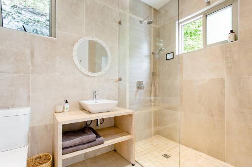 开普敦Orchard Lane的一间带水槽和玻璃淋浴的浴室