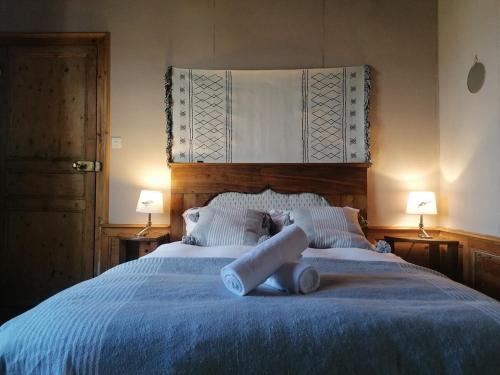 普卢巴拉内克Maison de pêcheur Loguivy de la mer的一张大床,配有一个大床头板和两盏灯