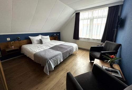 德科赫DuinHotel Texel的一间卧室,卧室内配有一张床和一把椅子