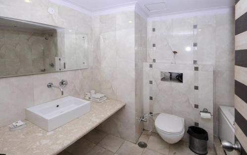 尼玛纳Shiva Oasis Resort的白色的浴室设有水槽和卫生间。