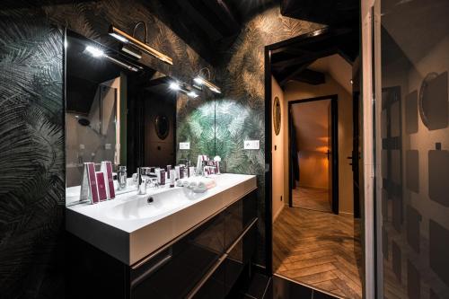 卡尔克富Château de Maubreuil的浴室设有白色水槽和镜子