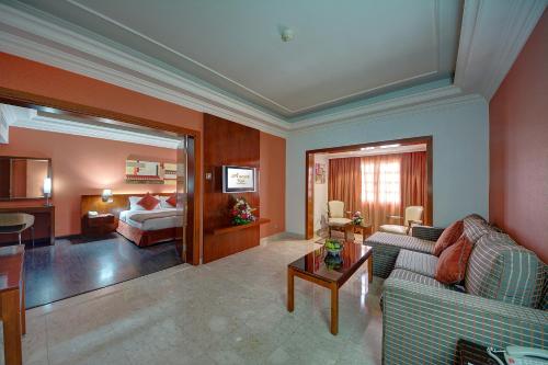 迪拜雅士阁酒店的客厅配有沙发和1张床