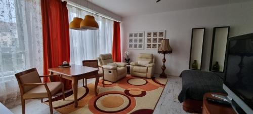 霍穆托夫Žlutý apartmán A6 v Chomutově的客厅配有床和桌椅