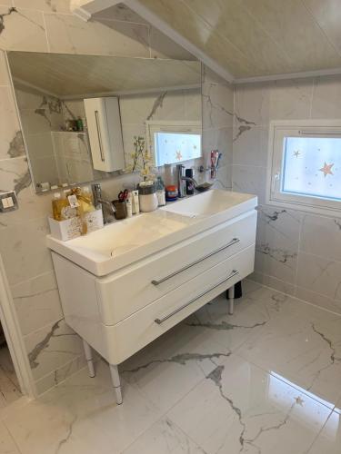 昂蒂布Villa Natval - 600 m2的白色的浴室设有水槽和镜子