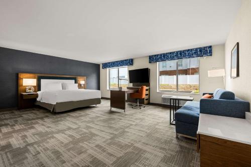 贝瑟默Hampton Inn & Suites Bessemer Birmingham的配有一张床和一张书桌的酒店客房