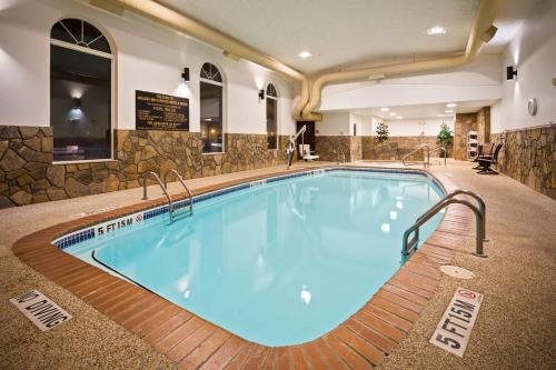 希尔城AmericInn by Wyndham Hill City Mt Rushmore的在酒店房间的一个大型游泳池