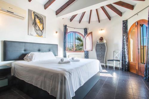 卡尔佩Villa Ebro - PlusHolidays的一间带一张大床的卧室,位于带窗户的房间内