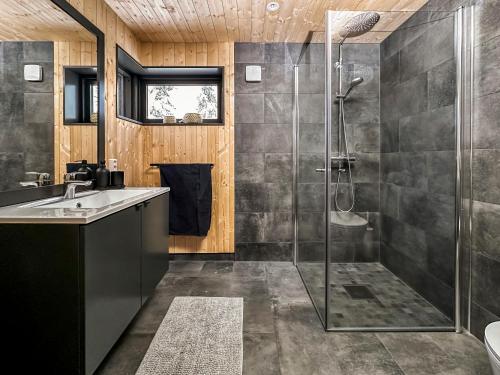 StrandeSki-in-out hytte på Kvitfjell的带淋浴和盥洗盆的浴室