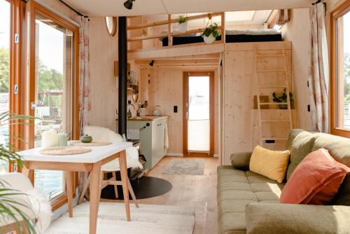 汉堡Tiny-Hausboot mit Kamin und Dachterrassenlounge的客厅配有沙发和桌子