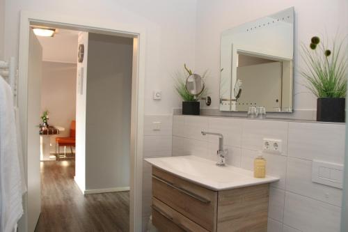 蒂索Haus Sonne的一间带水槽和镜子的浴室