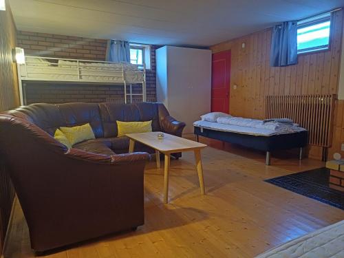 基律纳Kiruna accommodation Läraregatan 19 b的客厅配有沙发和1张床