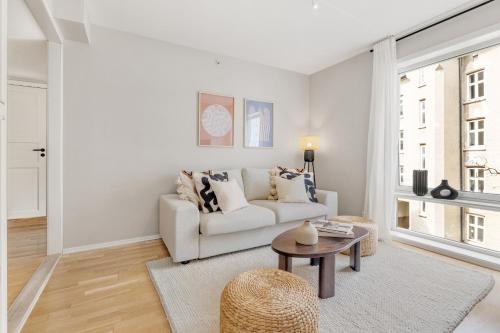 奥斯陆Flott leilighet i hjerte av Oslo的白色的客厅配有沙发和桌子