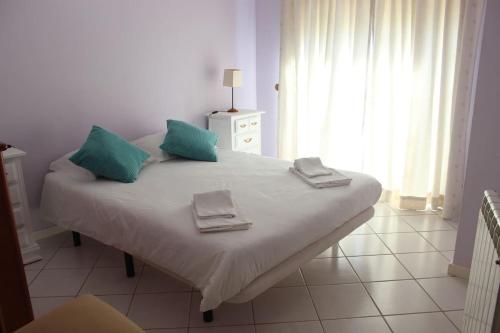 劳林哈Villa Terra da Eira-Sea view的一间卧室配有一张带蓝色枕头的床。
