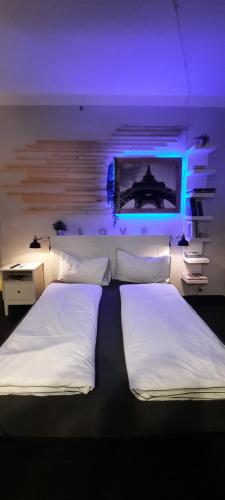 卡斯特罗维拉里Civico 4的一间卧室设有两张床,墙上配有电视。