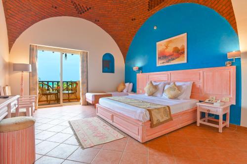 马萨阿拉姆Dream Lagoon Resort & Aqua Park的一间带大床的卧室和一个阳台