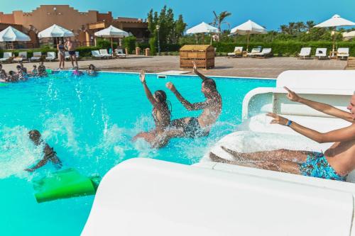 马萨阿拉姆Dream Lagoon Resort & Aqua Park的一群人在游泳池玩耍