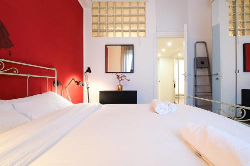 米兰PrimoPiano - Palmaria的卧室配有白色的床铺和红色的墙壁