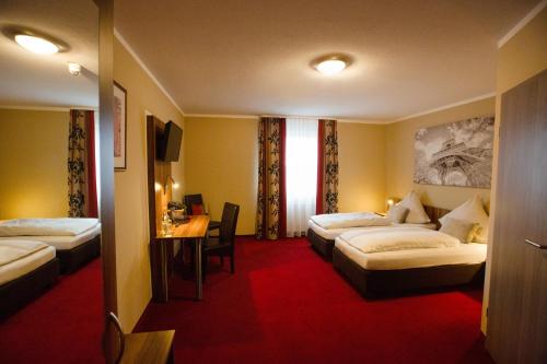 因戈尔施塔特奥瓦尔酒店的酒店客房设有两张床和一张桌子。