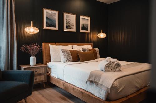 Saint-Rémi-dʼAmherstStarry Tremblant l Design Vue Spa Lac Plage的一间卧室配有一张带黑色墙壁和灯光的床