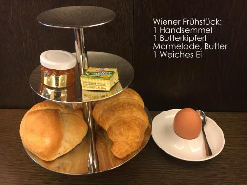 维也纳Elegance Apartment的桌上的一盘面包和鸡蛋