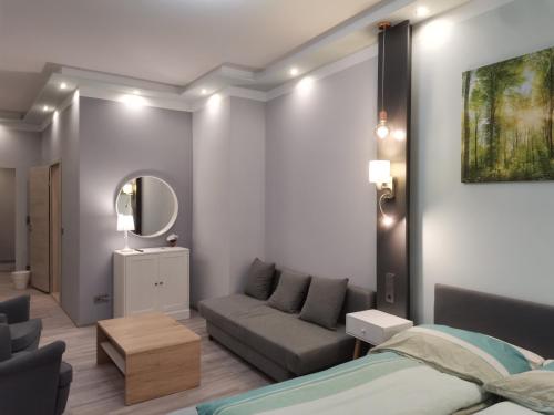 维也纳Elegance Apartment的客厅配有床和沙发