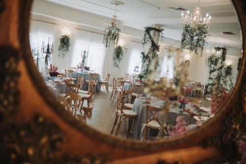 布沃涅B&B Lawendowy Pałacyk的享有带桌椅的用餐室的镜子景致