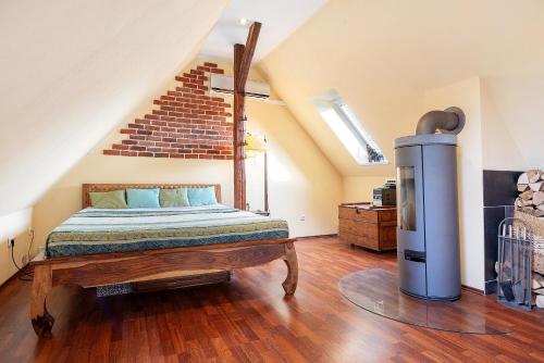 汉诺威Dachgeschosswohnung Wohllebe的阁楼卧室配有床和加热器