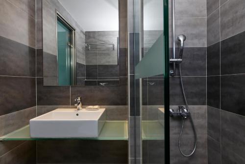 斯卡拉帕斯帕丽斯酒店的一间带水槽和淋浴的浴室