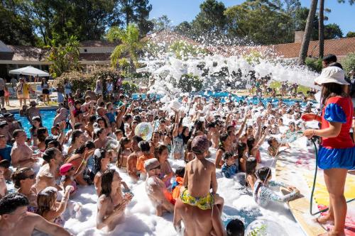 埃斯特角城索拉纳斯彭德尔埃斯特水疗度假酒店的喷泉水中一群人