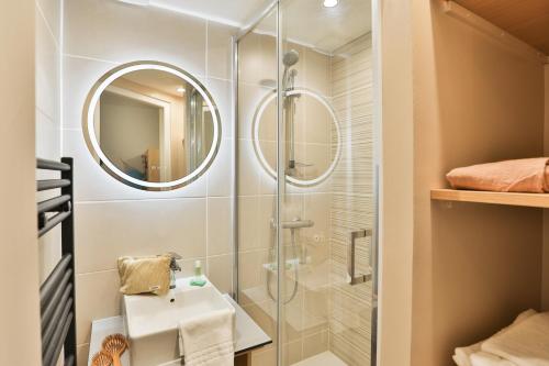 拉罗谢尔皮埃尔假日酒店的带淋浴、盥洗盆和镜子的浴室