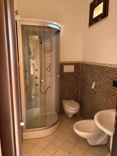雷焦卡拉布里亚T'Addormento的带淋浴、卫生间和盥洗盆的浴室
